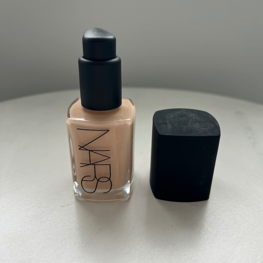 Nars SHEER GLOW FOUNDATION (LIGHT 2- Mont blanc)